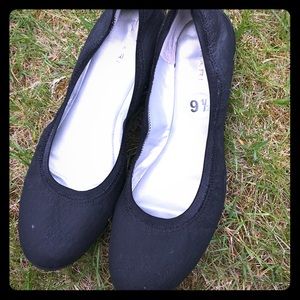 Tahari 9.5 Black Flats-Final Sale!